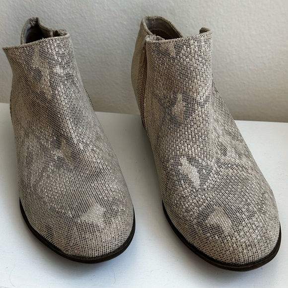 Size 6.5 Used Snake Print Ankle Boots Womens Astonishing Cream Almond Toe Boot - Picture 1 of 6